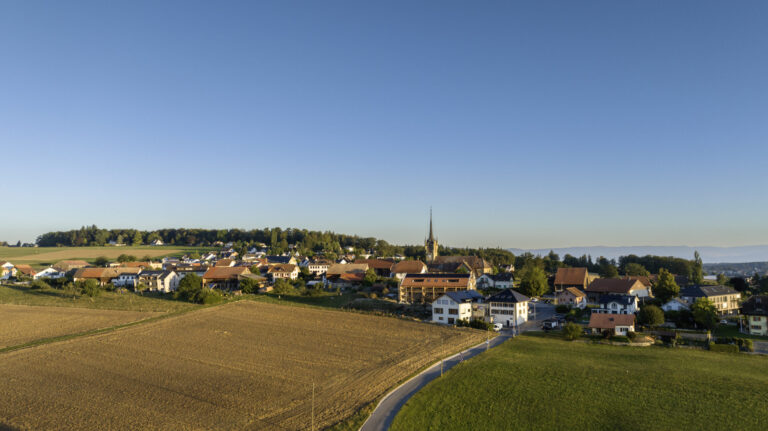 Vue aérienne du village de la Société de Jeunesse d'Onnens
